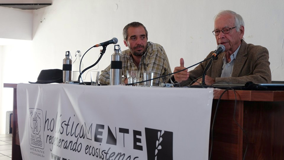Gustavo Alés y Allan Savory durante su conferencia en Retamal de Llerena